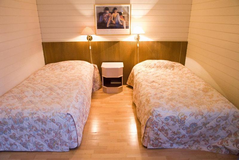 Standard Twin Room image 2
