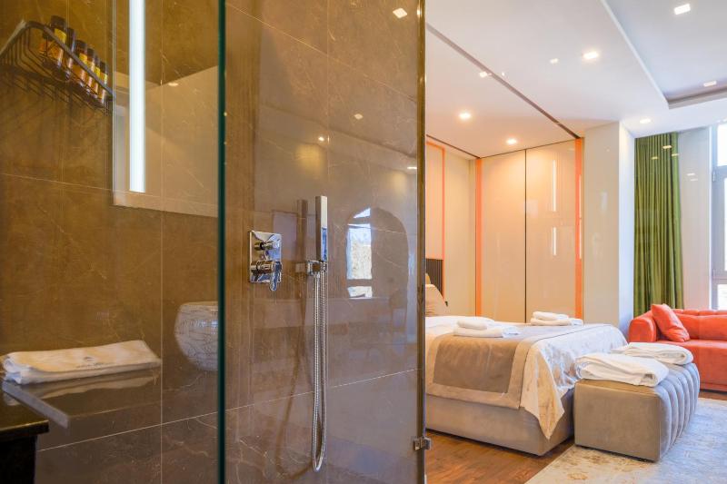 Junior Suite with Balcony image 4