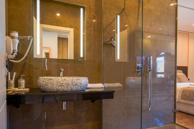 Junior Suite with Balcony image 3