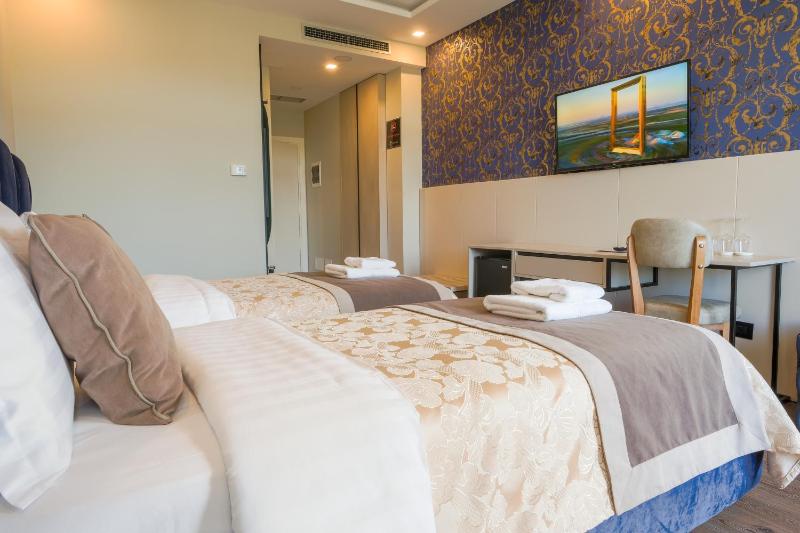 Twin Room image 3