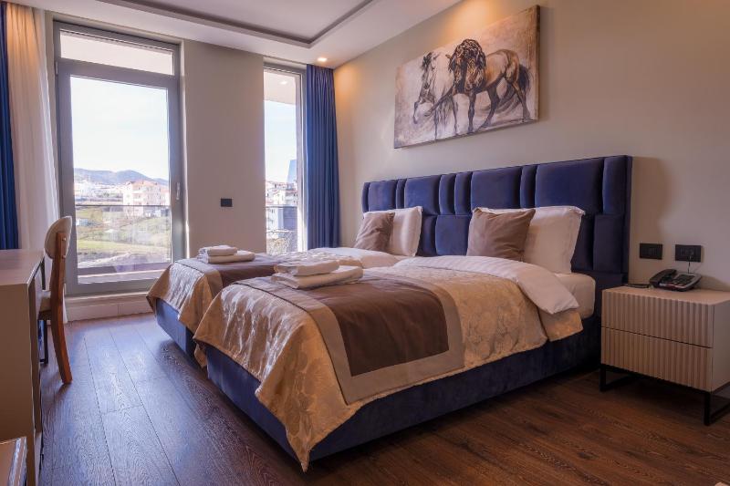 Twin Room with Balcony image 3
