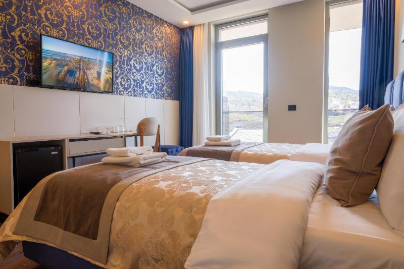 Twin Room with Balcony image 2