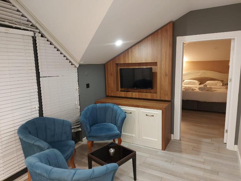 Deluxe King Suite with Terrace and City View image 3