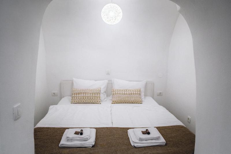 One-Bedroom Apartment image 4