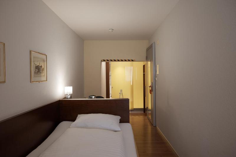 Standard Single Room image 2