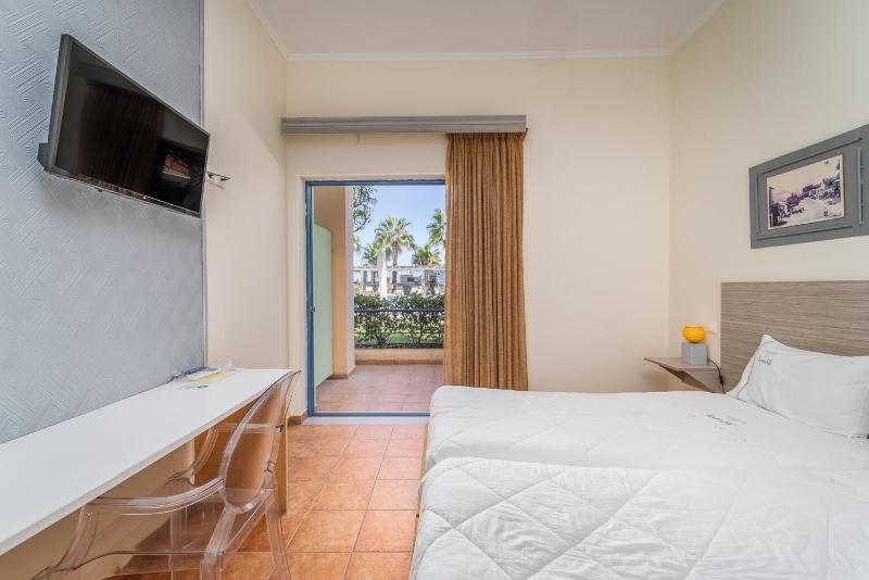 Classic Room with Pool View image 4
