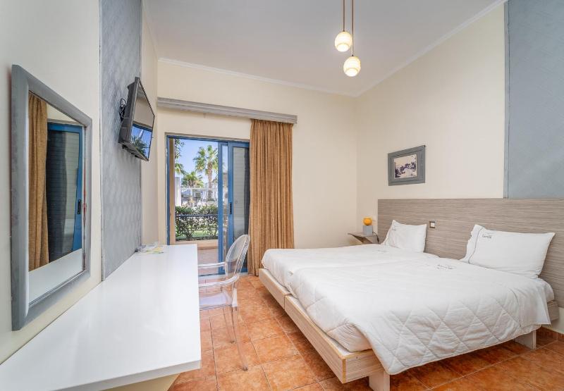Classic Room with Pool View image 3