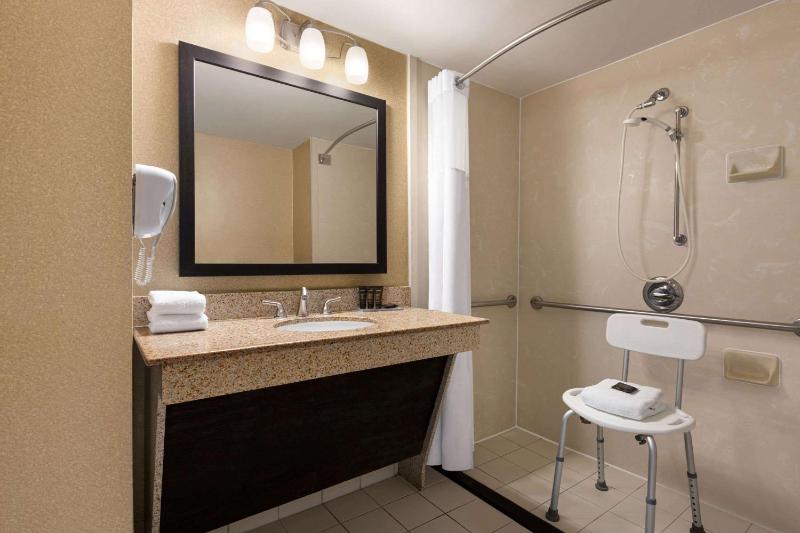Deluxe King Room - Disability Access/Non-Smoking image 1