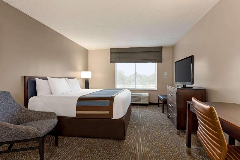 Deluxe King Room - Disability Access/Non-Smoking image 2