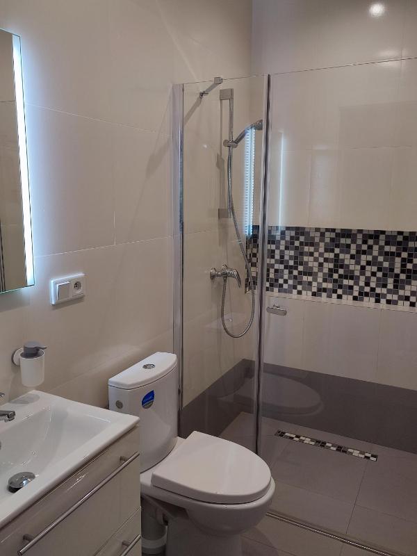 Twin Room with Private Bathroom image 4
