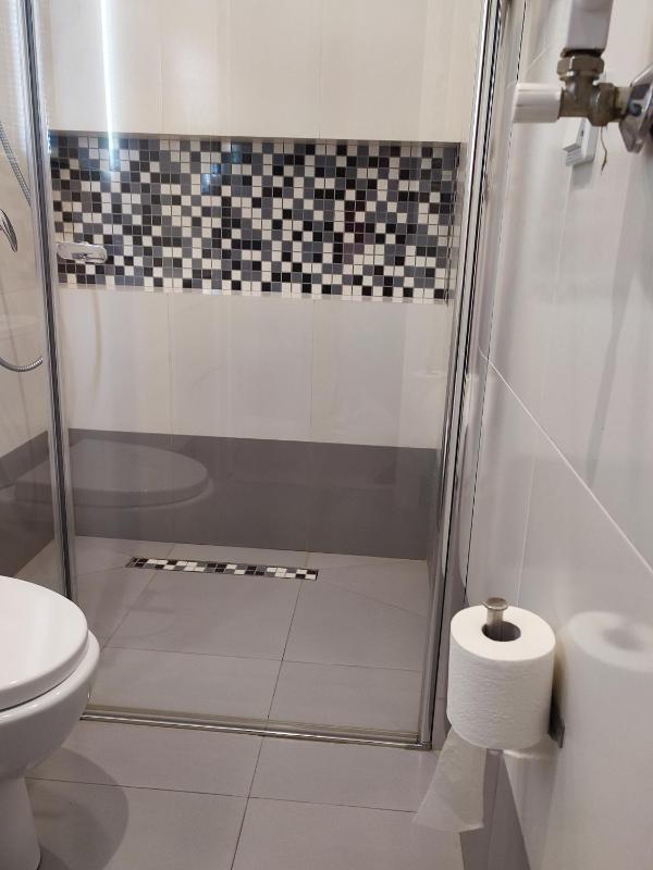 Twin Room with Private Bathroom image 2