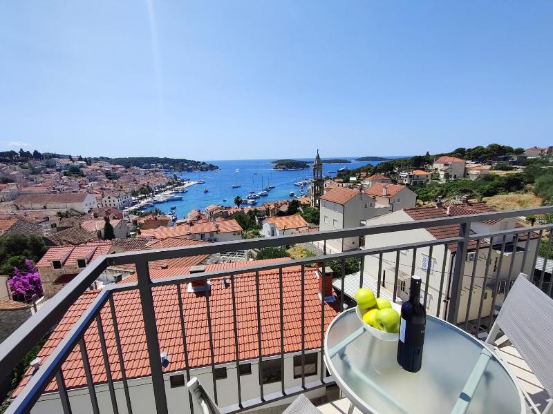 Brand new apt W balcony & perfect seaview at center Images