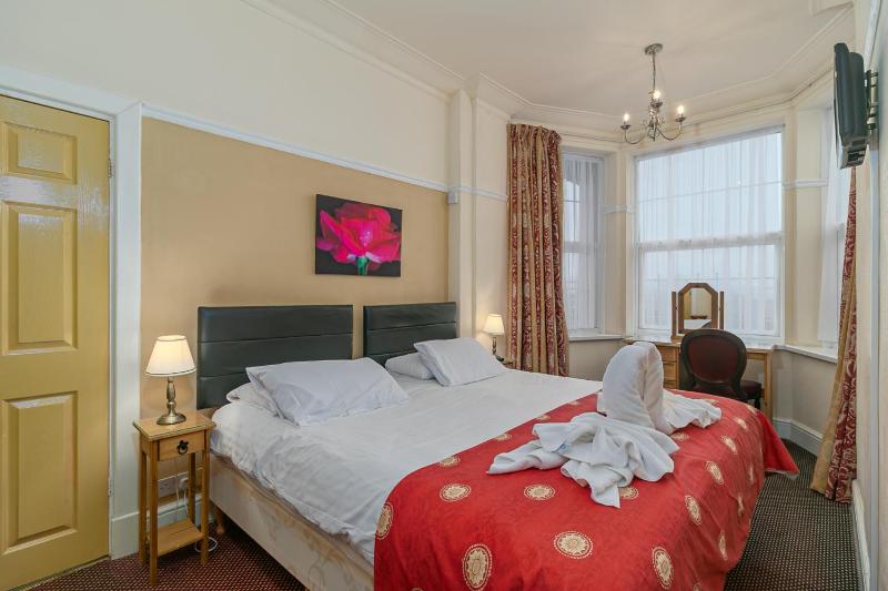 Standard Twin Room image 1