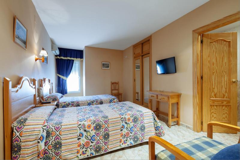 Twin Room image 3