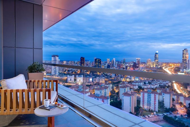 Junior Suite with Terrace and City view image 1