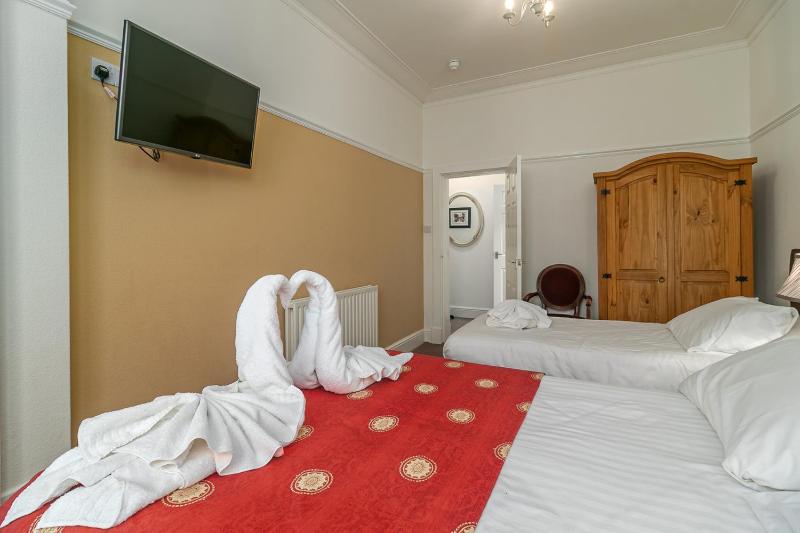 Standard Triple Room image 4