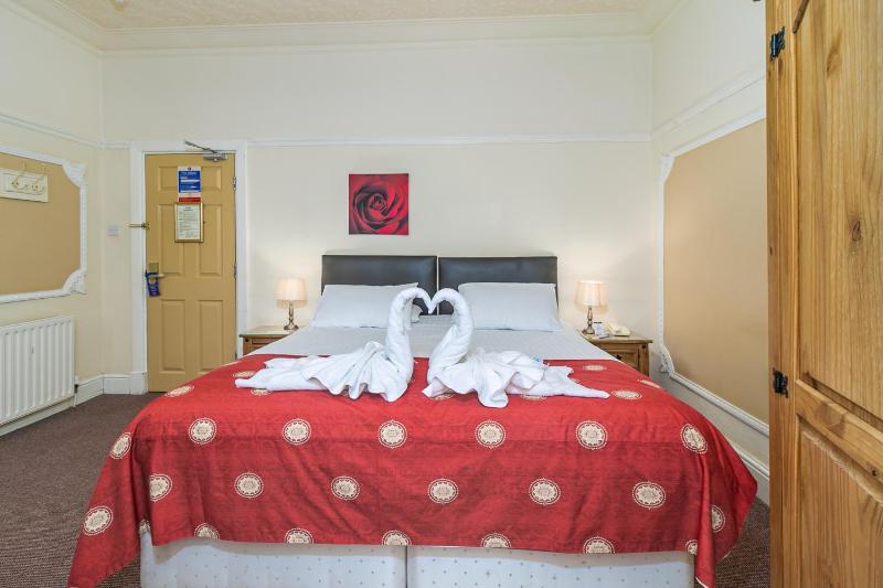 Standard Twin Room image 3