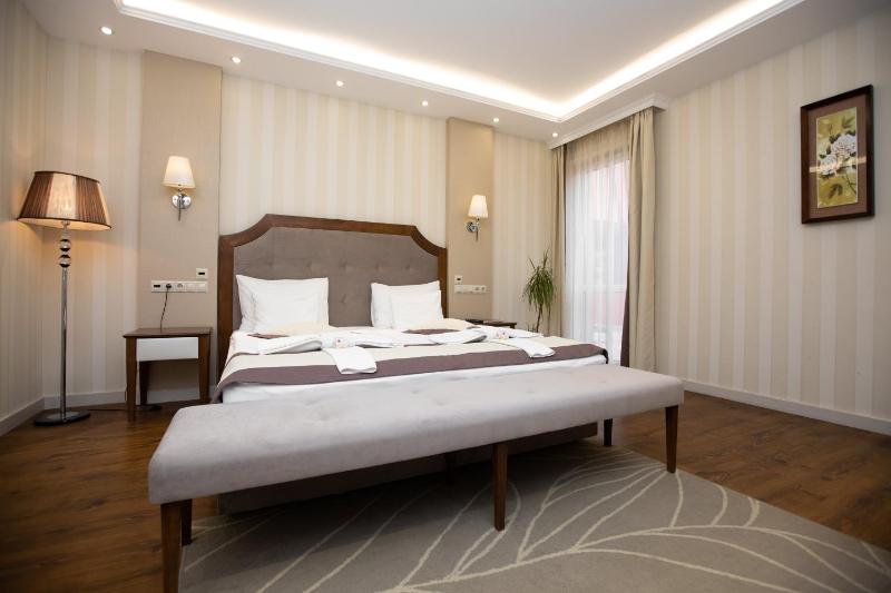Queen Room with Balcony image 4