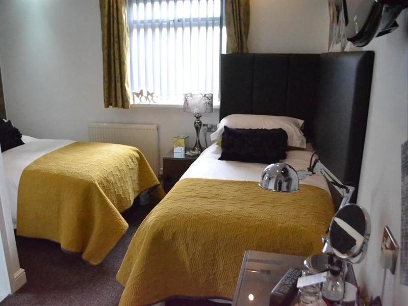 Twin Room with Private Bathroom image 1