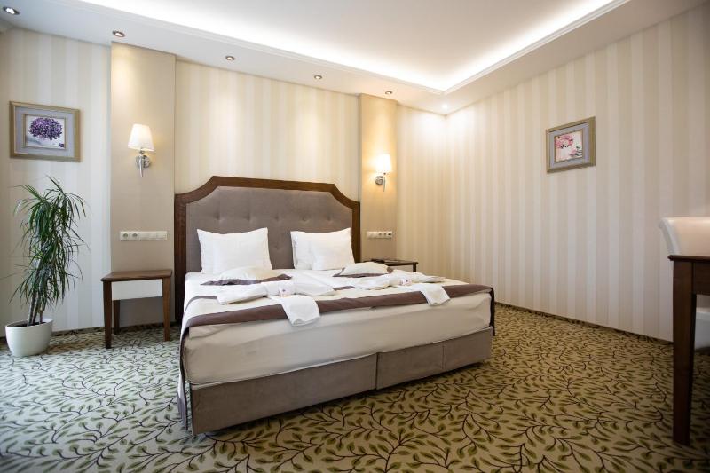 Standard Double or Twin Room image 4