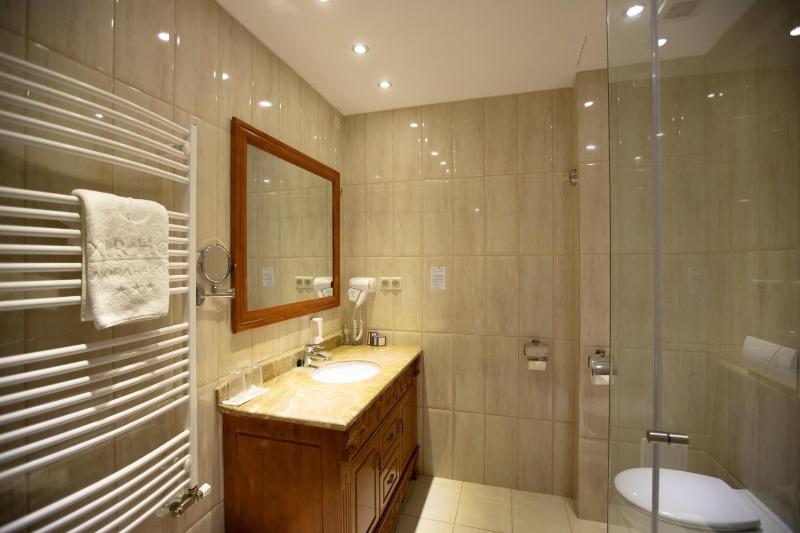 Triple Room with Balcony image 3