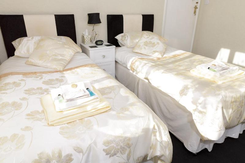 Twin Room with Shared Bathroom image 1