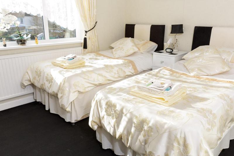 Twin Room with Shared Bathroom image 4