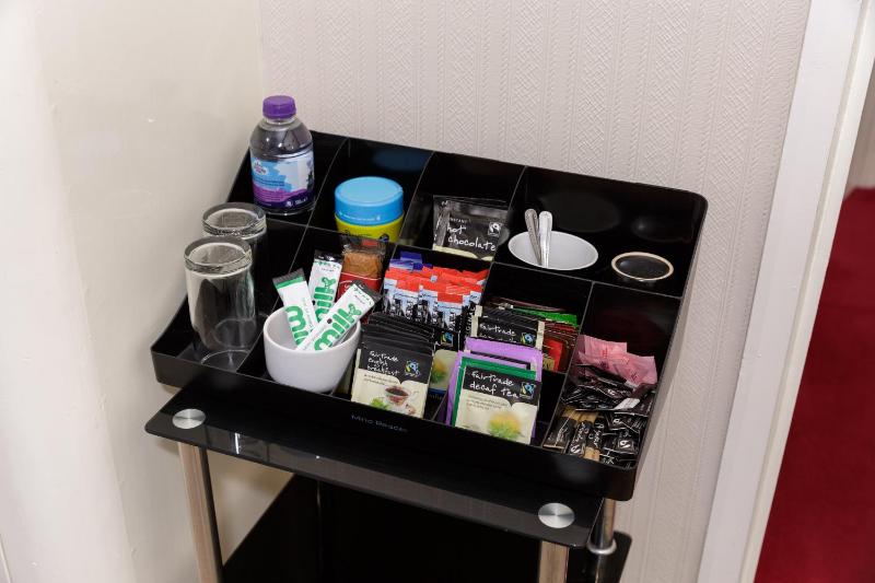 Single Room with Shared Bathroom image 3