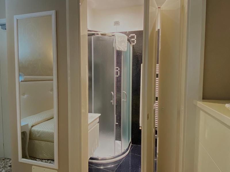 Classic Double Room image 3