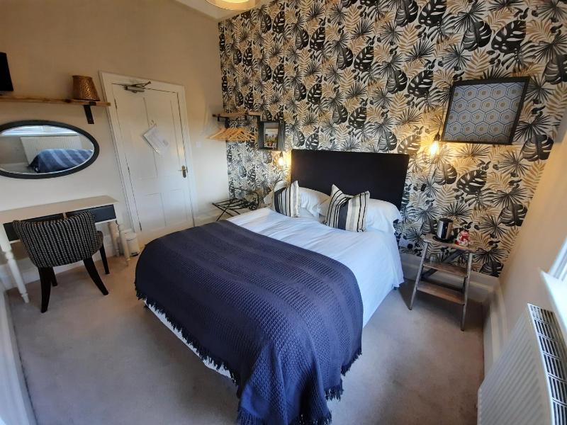 Small Double Room image 3