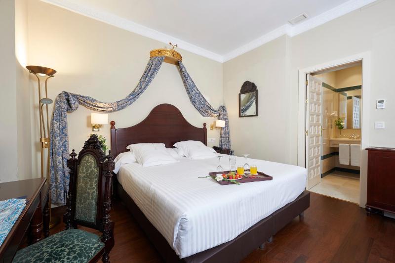 Double or Twin Room image 4