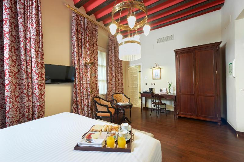 Superior Queen Room image 4