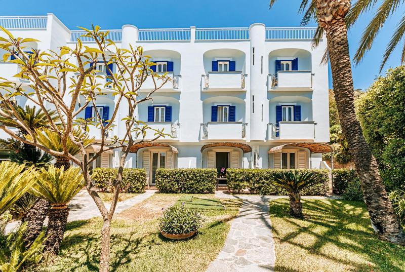 Superior Double Room with Sea View image 3