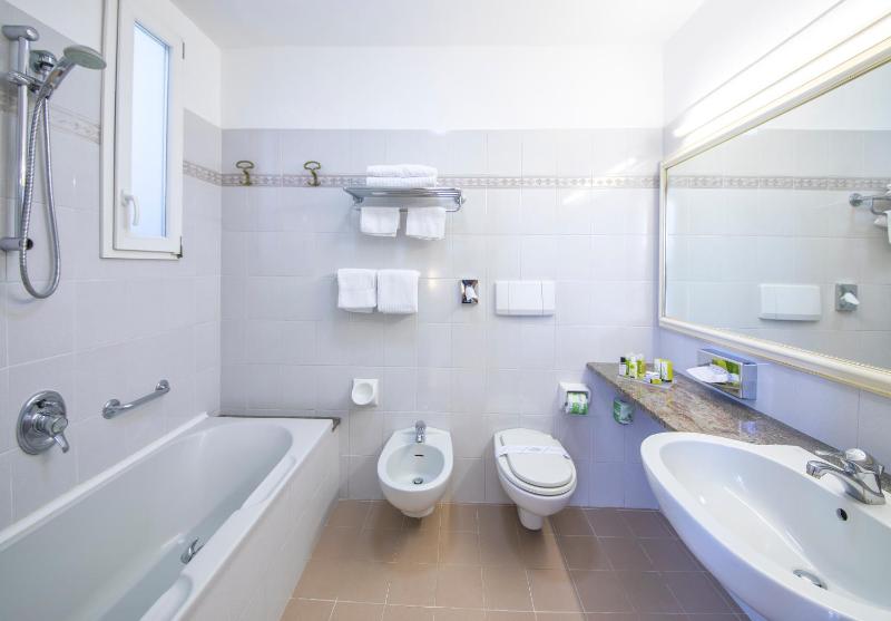 Superior Double Room with Sea View image 2
