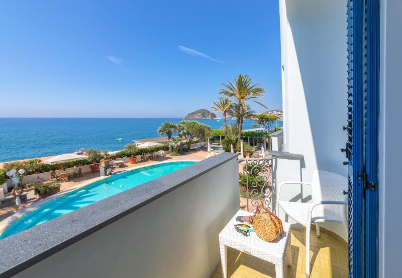 Superior Double Room with Sea View image 4