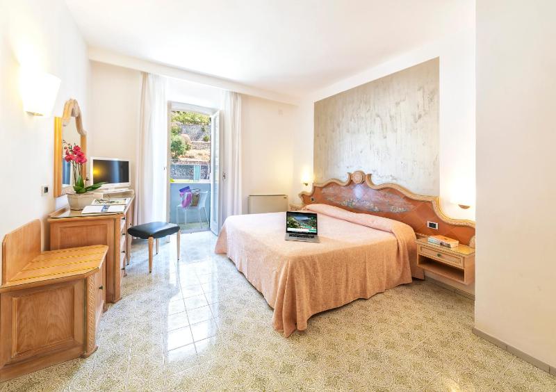 Classic Double Room image 4