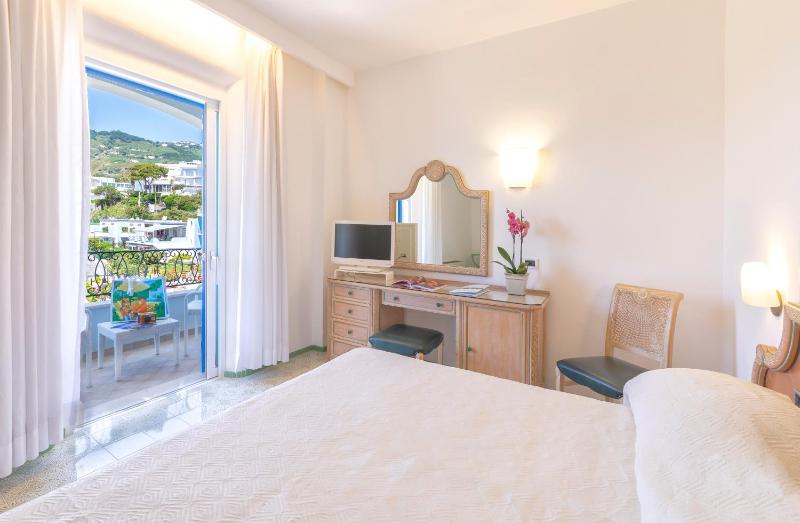 Double Room with Partial Sea View image 4