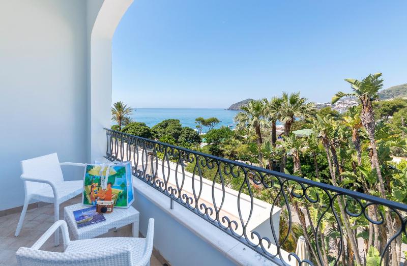 Double Room with Partial Sea View image 3