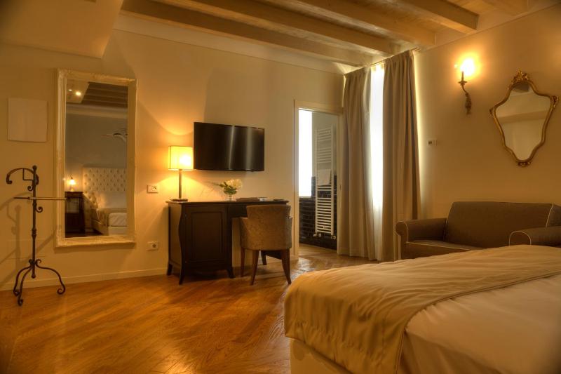 Double Room with Lake View image 4