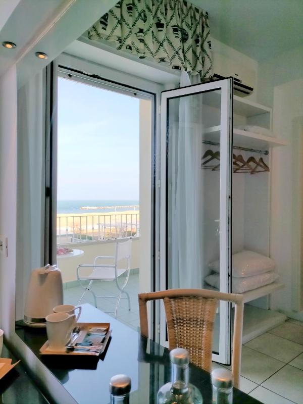 Double Room with Sea View image 3
