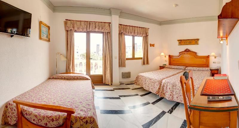 Superior Triple Room image 3