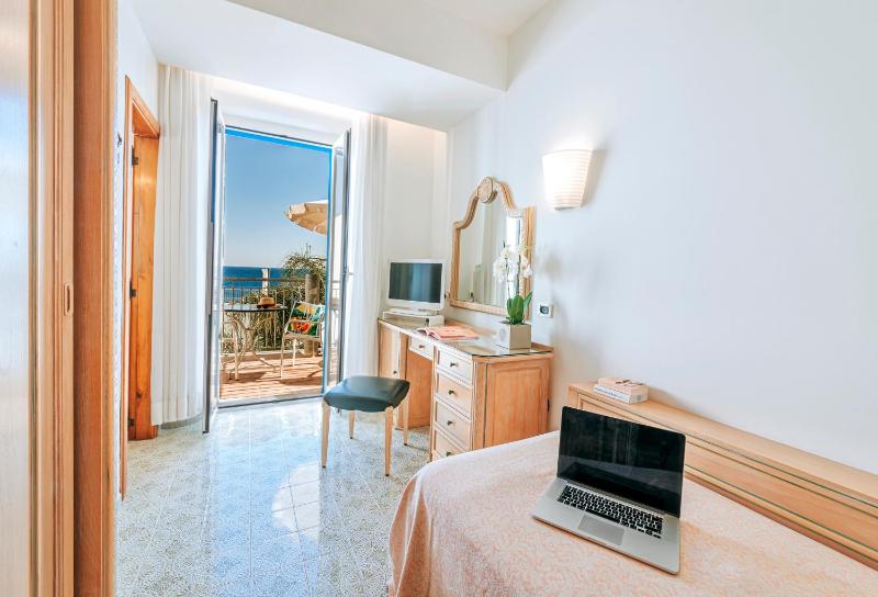 Single Room with Partial Sea View image 4