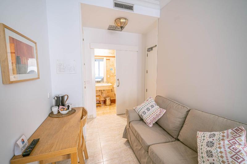 Superior Twin Room image 3