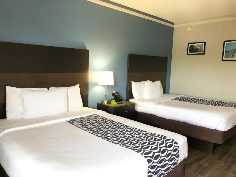 Queen Room with Two Queen Beds - Non-Smoking image 4