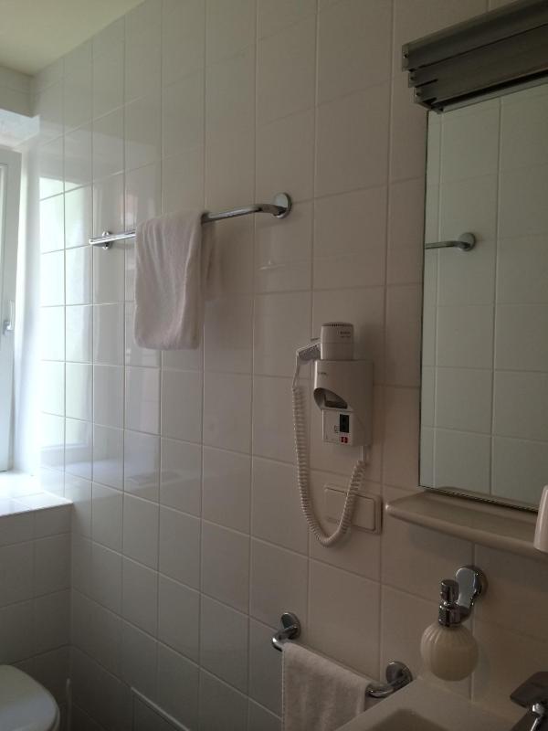 Single Room with Bathroom image 4