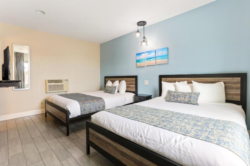 Queen Room with Two Queen Beds image 3