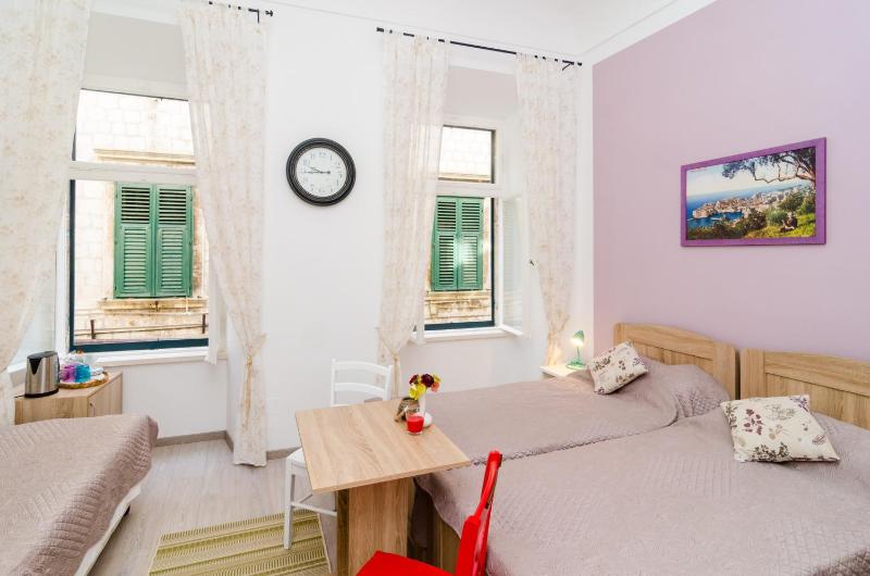 Triple Room with City View image 1