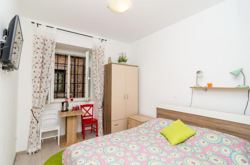Double Room with City View image 3
