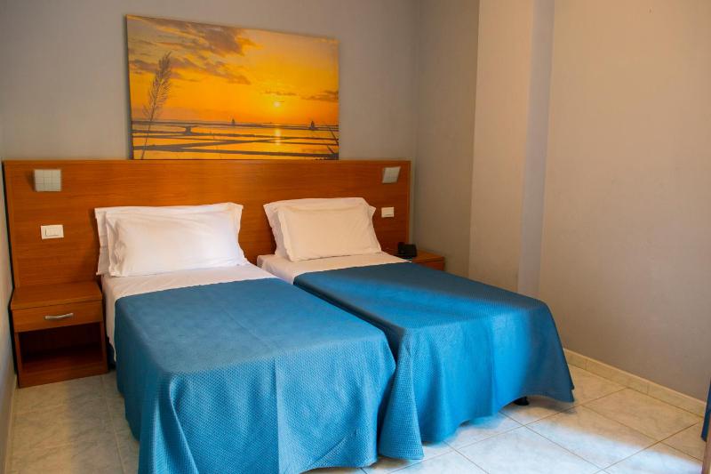 Twin Room image 1