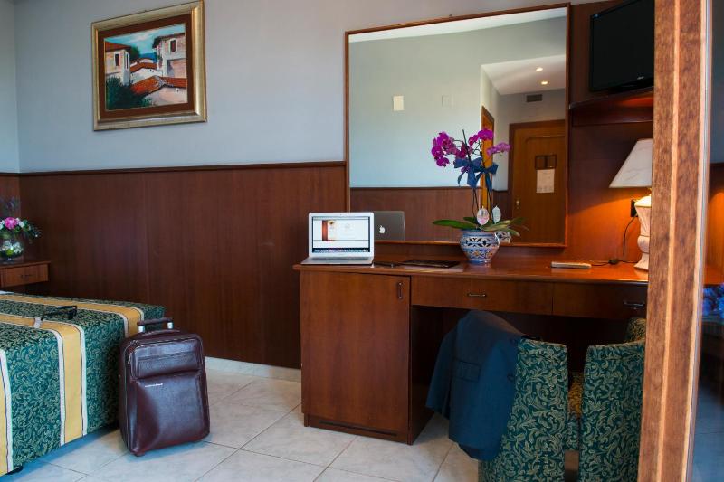 Double Room image 3